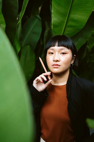 Retrato Jovem Asiático Mulher Cabelo Curto Segurando Caneta Como Cigarro — Fotografia de Stock