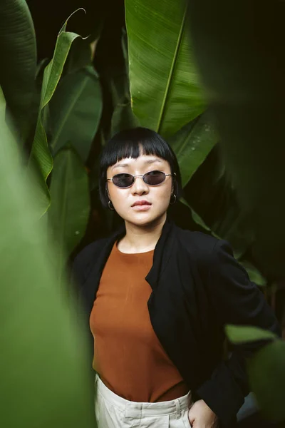 Portrét Mladé Asijské Krátké Vlasy Žena Nosí Sluneční Brýle Zahradě — Stock fotografie