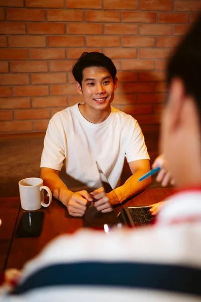 Jonge Aziatisch Man Hebben Een Ontmoeting Met Team Cafe — Stockfoto