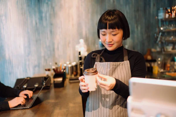 Asiatique Barista Femme Faire Café Chaud Dans Café Pour Client — Photo