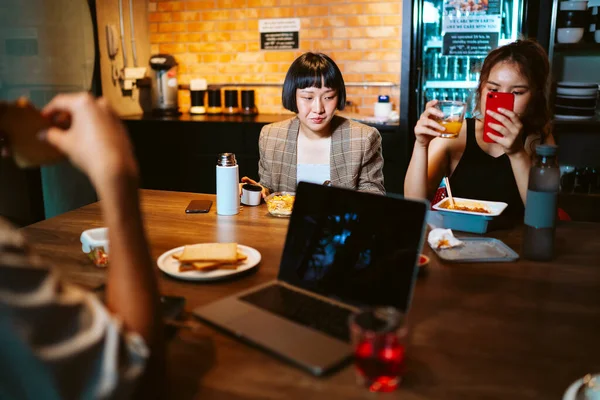 Les Jeunes Asiatiques Déjeunent Ensemble Bureau Moment Rupture — Photo