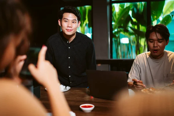 Deux Asiatique Jeune Homme Avoir Déjeuner Dans Cuisine Avec Amis — Photo