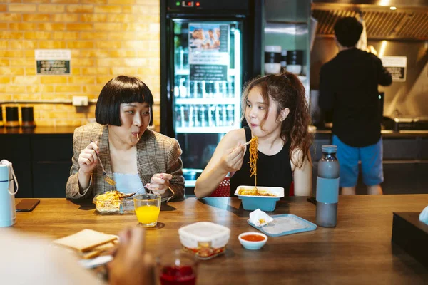Les Jeunes Gens Affaires Asiatiques Prennent Une Pause Déjeuner Ensemble — Photo