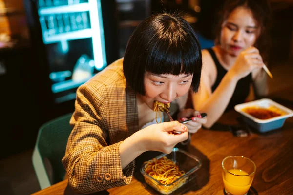 Jovem Mulher Negócios Asiática Fazer Uma Pausa Almoçando Juntos Escritório — Fotografia de Stock