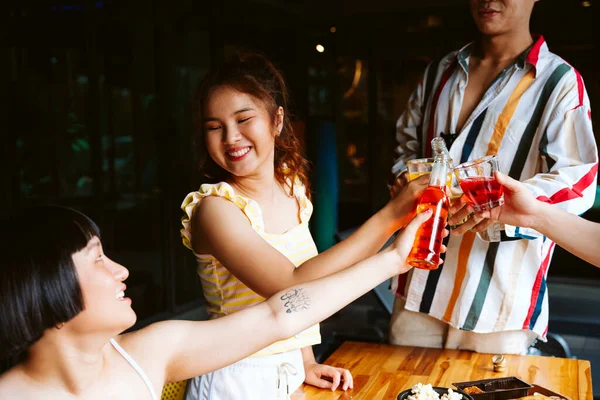 Азиатская Молодежь Веселится Вечеринках Наслаждаясь Алкоголем Закусками — стоковое фото