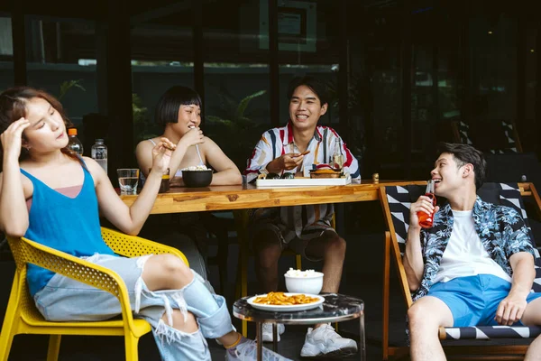 Ομάδα Ασιατών Νέων Που Διασκεδάζουν Καλοκαίρι Στο Lounge Του Ξενοδοχείου — Φωτογραφία Αρχείου