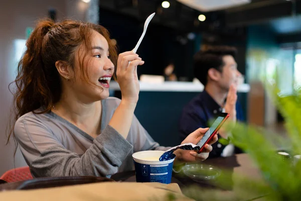 Gai Asiatique Femme Profiter Manger Déjeuner Boîte Bar — Photo
