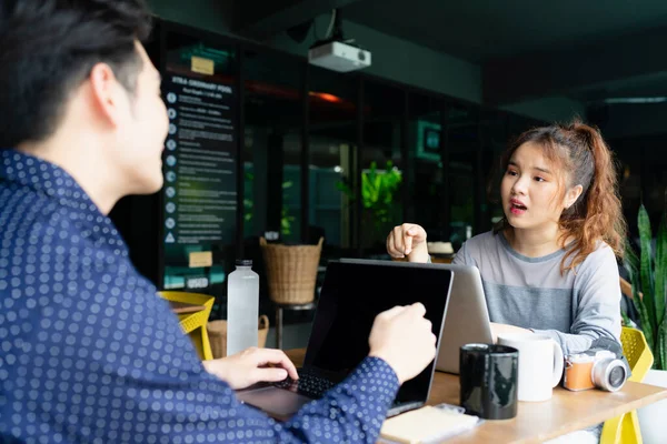 Couple Asiatique Sortir Ensemble Travailler Dans Café Plein Air — Photo