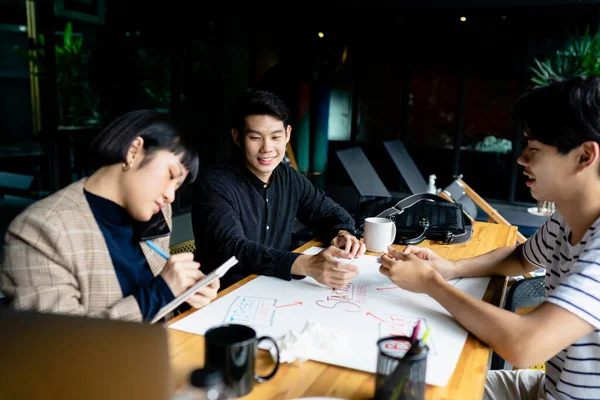 Молоді Азіатські Бізнесмени Планують Стартап Проект Разом — стокове фото