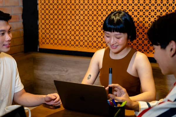 Jeunes Gens Affaires Modernes Réunion Remue Méninges Dans Bureau Créatif — Photo