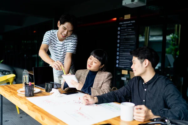 Молоді Азіатські Бізнесмени Планують Стартап Проект Разом — стокове фото
