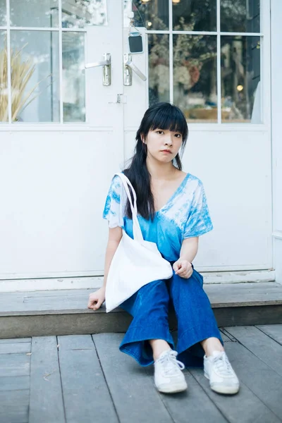 Black Half Tied Hair Girl White Blue Tie Dye Sitting — Stock Photo, Image