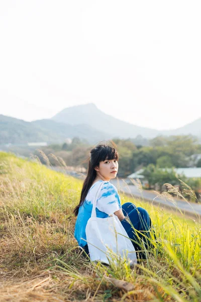 Black Half Tied Hair Girl White Blue Tie Dye Sitting — Stock Photo, Image