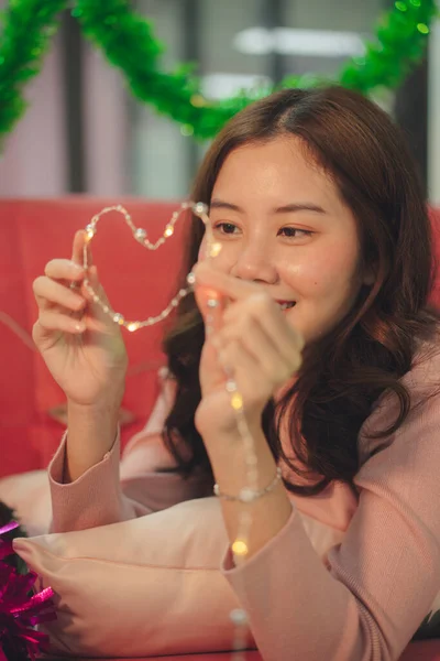 Ung Asiatisk Kvinna Leker Med Jul Ljus Hjärta Formad — Stockfoto