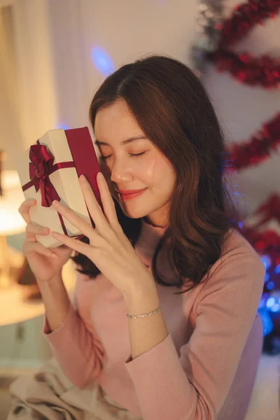 크리스마스 상자를 아름다운 동양인 여성검은 — 스톡 사진