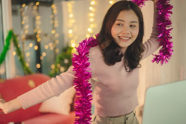 아리따운 동양인 여성검은 스타일 온라인 비디오 전화를 친구와 크리스마스 파티를 — 스톡 사진