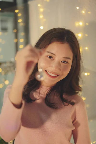 Asiatisk Flicka Som Håller Jul Leksak Spegel Boll Partiet — Stockfoto