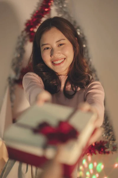 Szépség Fiatal Ázsiai Fekete Haj Karácsonyi Ajándék Doboz Felé Kamera — Stock Fotó