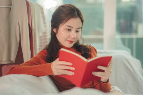 Krása Mladá Asijské Žena Černé Vlasy Čtení Červené Knihy Doma — Stock fotografie