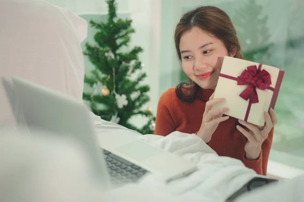 Szépség Fiatal Ázsiai Fekete Haj Ünneplő Karácsony Online Laptop Otthon — Stock Fotó