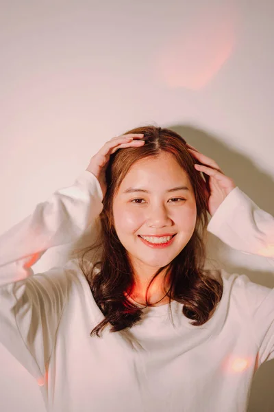 Porträtt Skönhet Ung Asiatisk Kvinna Svart Hår Vit Bakgrund — Stockfoto