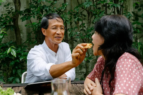 Asiático Viejo Pareja Disfrutar Comer Postre Galleta Juntos Backyard — Foto de Stock