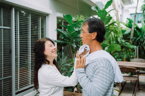 アジアの老夫婦は家で一緒にスポーツトレーニングの後にタオルで体をきれいに — ストック写真