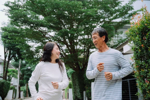 Feliz Ásia Sênior Casal Jogging Exercitando Livre Parque — Fotografia de Stock