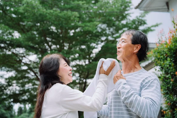 公園で一緒に走った後にタオルでアジアの老夫婦のクリーニング顔 — ストック写真