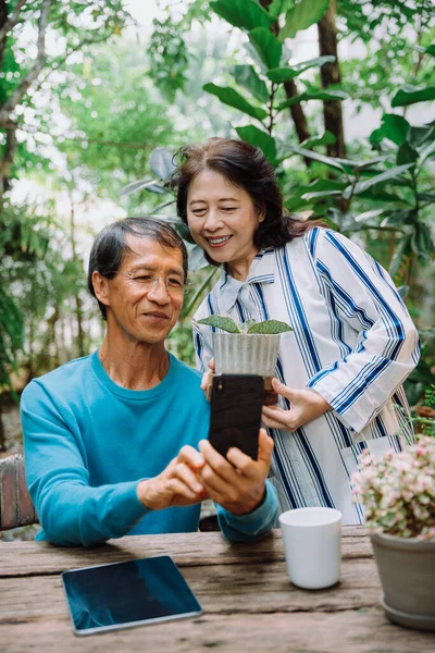 Alegre Ásia Sênior Casal Tomando Selfie Com Smartphone Parque — Fotografia de Stock