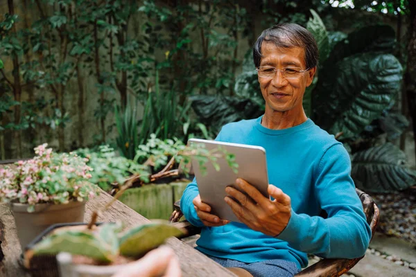 Portrait Asian Senior Man Using Digital Tablet Garden Yard — Stock Photo, Image