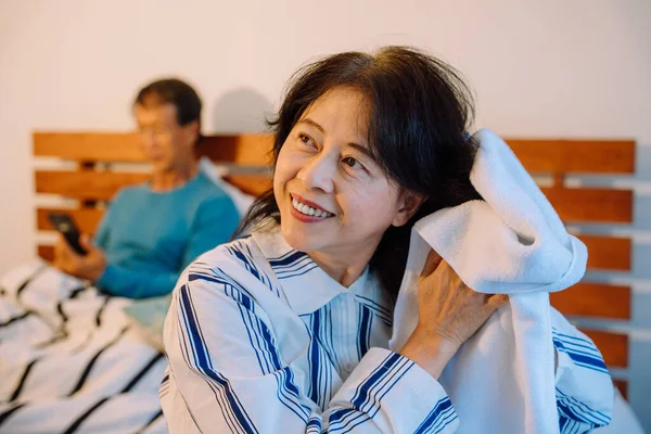 アジアのシニア女性の肖像寝室でタオルで髪をきれいに — ストック写真