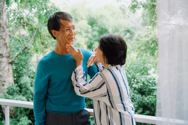 Mutlu Asyalı Yaşlı Çift Balkonda Flört Ediyor — Stok fotoğraf
