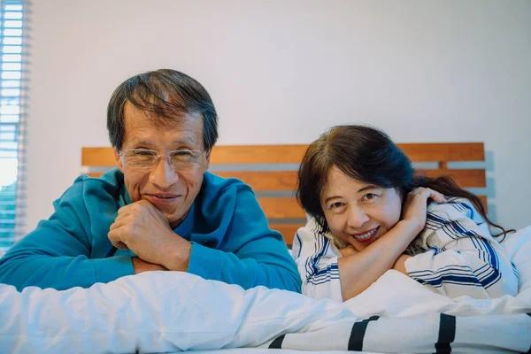 Yatakta Yatan Mutlu Asyalı Yaşlı Çift Portresi — Stok fotoğraf