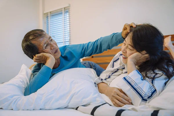 幸せなアジアのシニアカップル自宅でお互いをイチャイチャでベッドルーム — ストック写真