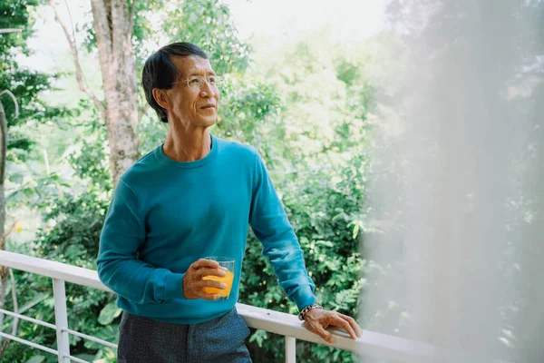 Портрет Азіатського Старшого Чоловіка Синьому Светрі Апельсиновим Соком Парку — стокове фото
