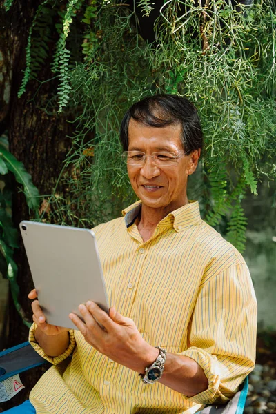 Asiatischer Senior Gelben Shirt Mit Digitalem Laptop Park — Stockfoto