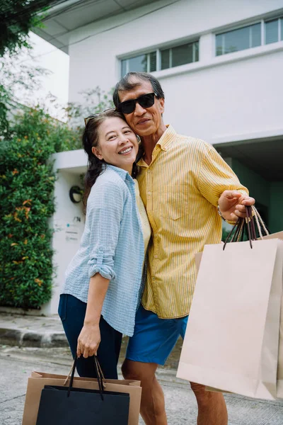 Asiatico Anziano Marito Moglie Portando Shopping Carta Borse — Foto Stock