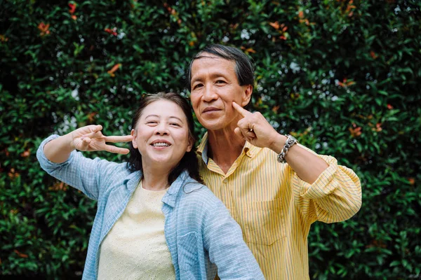 Park Taki Komik Mutlu Asyalı Yaşlı Çiftin Portresi — Stok fotoğraf