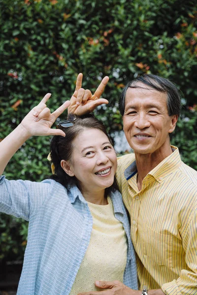 Park Taki Komik Mutlu Asyalı Yaşlı Çiftin Portresi — Stok fotoğraf