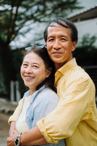Arka Bahçede Kucaklaşan Asyalı Yaşlı Bir Çiftin Portresi — Stok fotoğraf