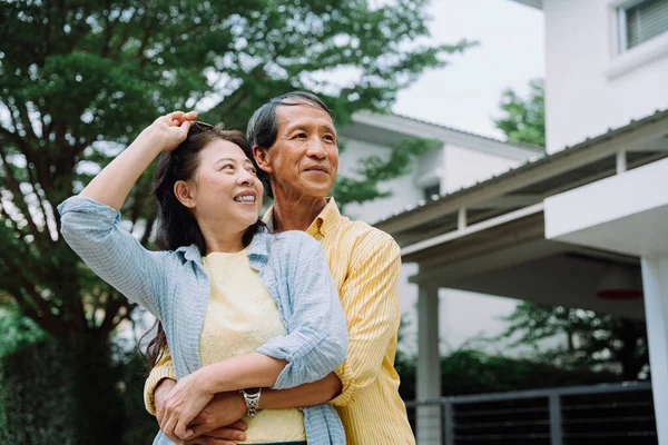 Arka Bahçede Kucaklaşan Asyalı Yaşlı Bir Çiftin Portresi — Stok fotoğraf