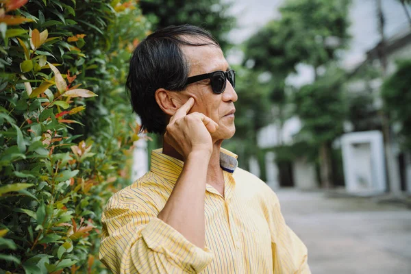 Retrato Asiático Senior Hombre Usando Gafas Sol Pie Por Planta — Foto de Stock