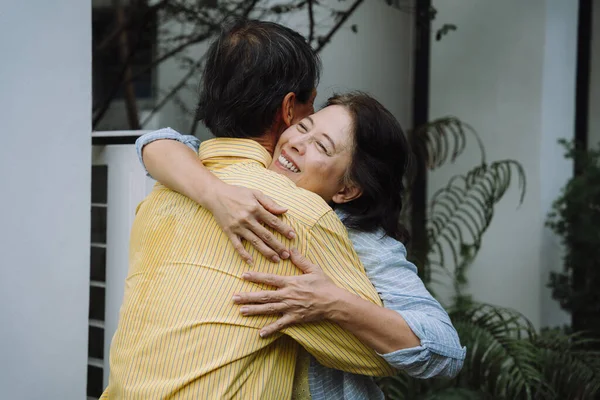 Asiático Casal Sênior Abraçando Seu Amante Depois Chegar Casa — Fotografia de Stock