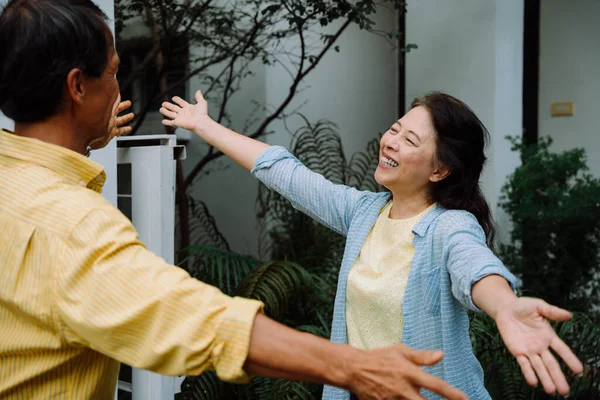Asyalı Yaşlı Çift Eve Gittikten Sonra Sevgililerini Kucaklıyor — Stok fotoğraf