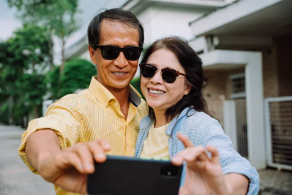 Asiatico Anziano Coppia Indossare Occhiali Sole Prendere Selfie Con Smartphone — Foto Stock