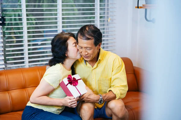 Asiatico Anziano Uomo Sorpresa Suo Moglie Dando Suo Regalo Presente — Foto Stock