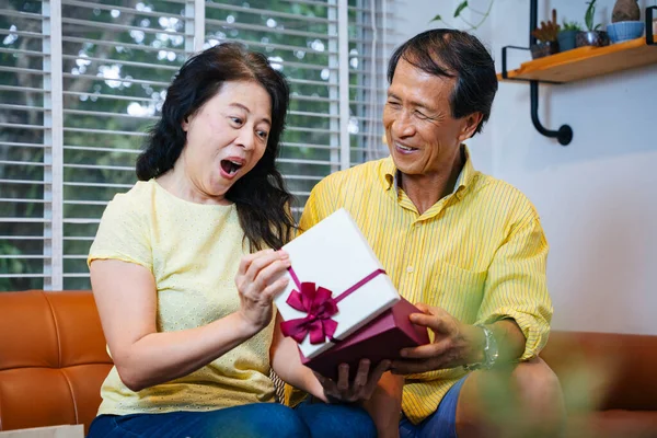 Asiático Homem Sênior Surpresa Sua Esposa Dando Lhe Presente Presente — Fotografia de Stock