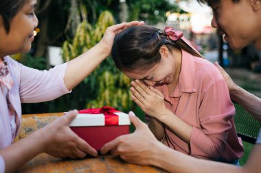 Asyalı çift özel bir günde anneme hediye paketi veriyor..