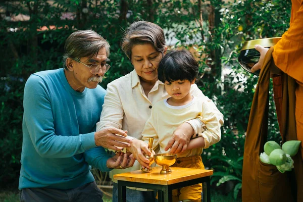 Asiatische Familie Gießt Wasser Aus Dem Goldenen Gral Nachdem Sie — Stockfoto